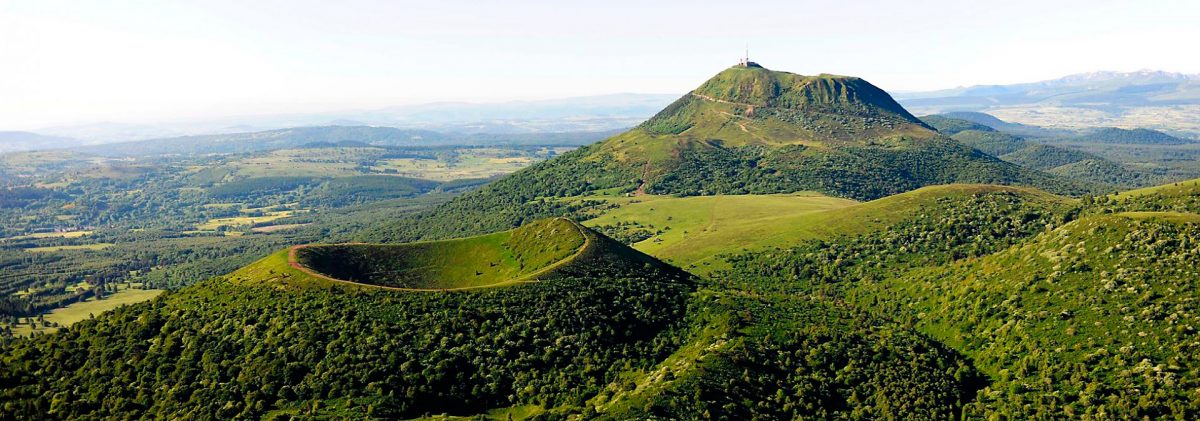 Les volcans d'Auvergne en moto. France à la Carte | Twintour